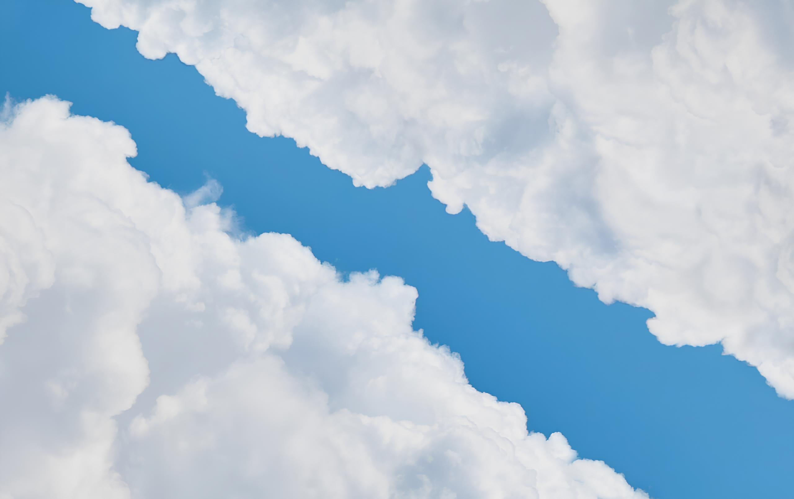 Imaxe das nubes onde unha raia azul de ceo asoma en diagonal de arriba a esquerda a abaixo a dereita, facendo a bandeira de galiza.